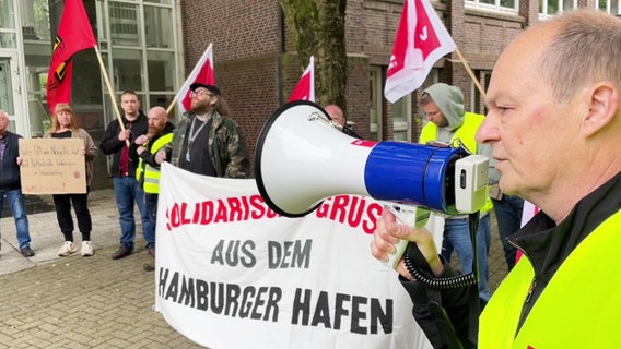 Gewerkschaftsmitglieder von ver.di protestieren vor dem Hamburger Arbeitsgericht. © NDR 
