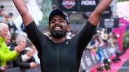 Ein Sportler freut sich über seinen Zieleinlauf beim diesjährigen Ironman in Hamburg. © Screenshot 