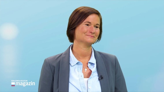 Gesa Kitschke, die Geschäftsführerin der Diakonie Altholstein, im NDR-Interview über die Vorteile von Demenz-WGs. © Screenshot 