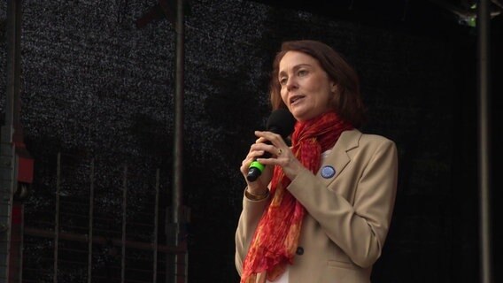 SPD-Spitzenkandidatin Katarina Barley wirbt am Hamburger Jungfernstieg für die Sozialdemokraten. © NDR 