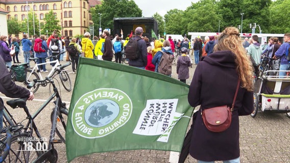 Demonstrierende auf einer Fridays For Future Demo. © Screenshot 