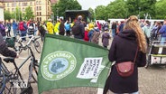 Demonstrierende auf einer Fridays For Future Demo. © Screenshot 
