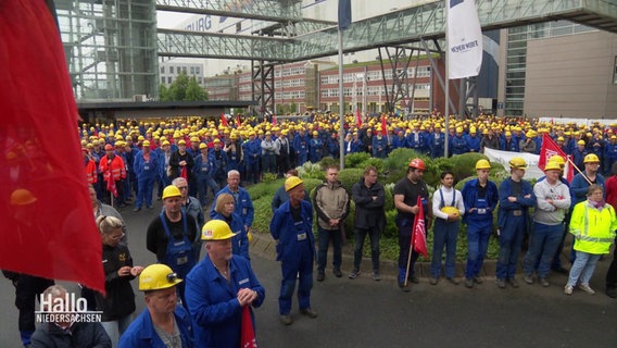 Mitarbeitende der Meyer-Werft protestieren gegen Stellenabbau. © Screenshot 