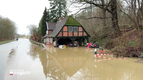 Ein Haus bei Hochwasser. © Screenshot 