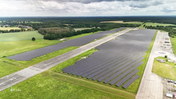 Ein Solarpark aus der Luft betrachtet. © Screenshot 