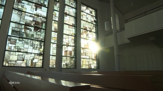 Sonne scheint durch ein Kirchenfenster. © Screenshot 