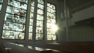 Sonne scheint durch ein Kirchenfenster. © Screenshot 