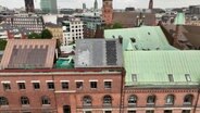 Blick auf und über die Dächer der historischen Speicherstadt. © Screenshot 