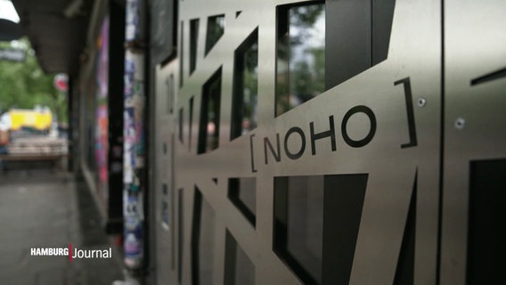 Eingangstür des Clubs "Noho". Sie ist mit einem Edelstahlgitter mit eingeprägtem Logo verziehrt. © Screenshot 