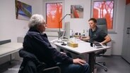 Der Arzt Sören Runge im Gespräch mit einem Patienten. © Screenshot 