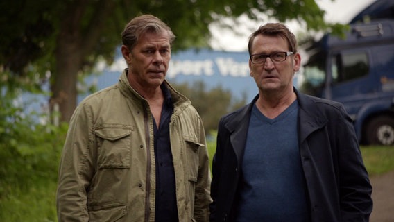 Sven Martinek und Ingo Naujoks stehen nebeneinander © Screenshot 
