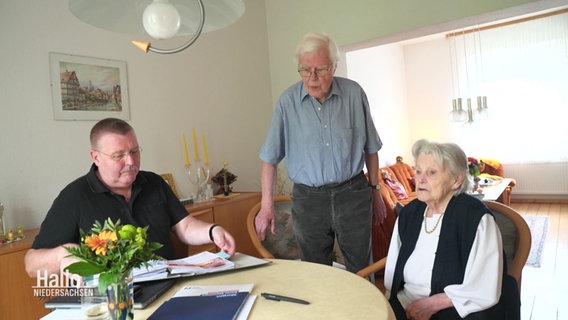 Günter Meier mit seiner Frau und seinem Sohn. © Screenshot 