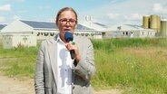 Die Reporterin Heike Becker berichtet aus Friedberg. © Screenshot 