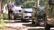 Mehrere Autos parken so auf einem Gehweg, dass kaum mehr Platz für Fußgänger ist. © Screenshot 