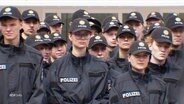 Polizistinnen und Polizisten in Uniform. © Screenshot 