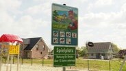 Ein Schild weist auf einen Spielplatz hin. © Screenshot 