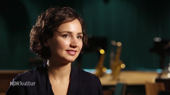 Die Saxophonistin Asya Fateyeva. © Screenshot 