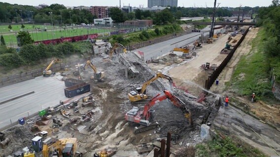 Die Brücke Baurstraße über der A7 in Bahrenfeld wird abgerissen. © Screenshot 