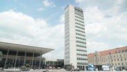 Blick auf ein Hochhaus an einem öffentlichen Platz in einer Stadt © Screenshot 