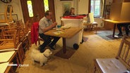 Zwei Wahlhelfer und ein Hund in einem Wahllokal © Screenshot 