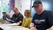 Wahlhelferinnen und -helfer in einem Wahllokal © Screenshot 