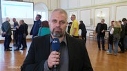 Reporter Sebastian Giebel ist live aus Wismar zugeschaltet. © Screenshot 