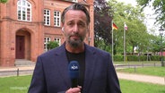 NDR Reporter Stefan Tinius-Weidig ist live aus Dargun zugeschaltet. © Screenshot 