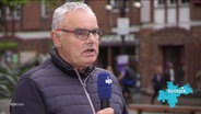 Reporter Bernd Kalauch im Gespräch- © Screenshot 