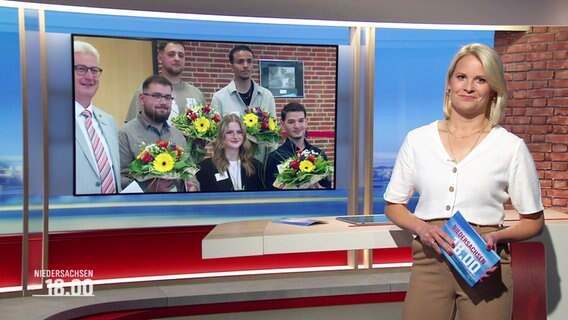 Kathrin Kampmann moderiert. © Screenshot 