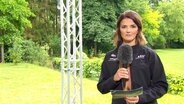 Frauke Rauner moderiert draußen im Freien. © Screenshot 