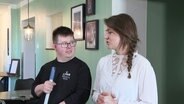Jan Güllstorf und Michaela Güllstorf stehen nebeneinander in ihrem Geschäft. © Screenshot 