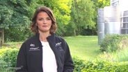 Frauke Rauner moderiert draußen im Garten des Landesfunkhauses. © Screenshot 