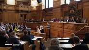 In der Hamburgischen Bürgerschaft wurde eine Einordnung der Wahlen vom Wochenende vorgenommen. © Screenshot 
