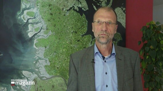 Johannes Oelerich vom Umweltministerium Schleswig-Holstein berichtet über die Gefahren durch und Maßnahmen gegen Hochwasser. © Screenshot 