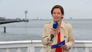 Romy Hiller moderiert NDR Info. © Screenshot 