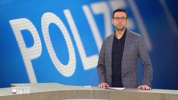 Christopher Scheffelmeier moderiert das Schleswig-Holstein Magazin. © Screenshot 