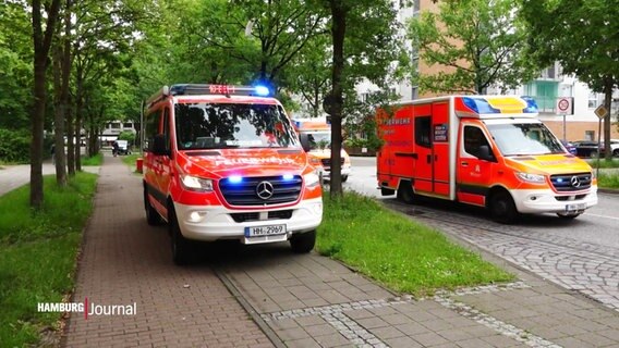 Mehrere Rettungswagen parken in der Nähe der Stadtteilschule Mümmelmannsberg. © Screenshot 