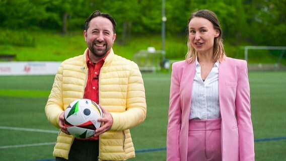 Fabi Fußball und EMily Deutschland präsentieren den EM-Guide. (extra 3 vom 13.06.2024 im Ersten) © NDR 