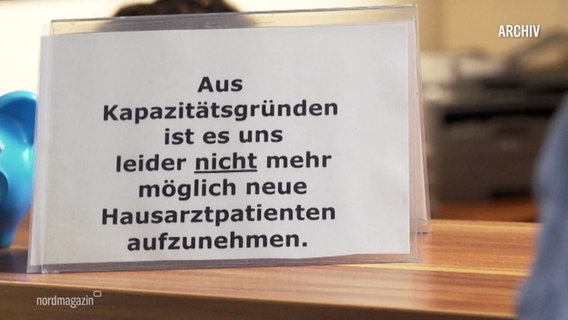 Ein Schild am Eingang einer Hausarztpraxis in Parchim © Screenshot 