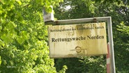 Das vermooste Schild der Rettungswache Norden © Screenshot 