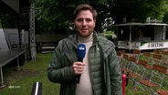 Christopher Haar aus dem verregneten Emden, am Ort des Public-Viewing der EM © Screenshot 