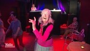 Eine Seniorin tanzt in einer Disco. © Screenshot 
