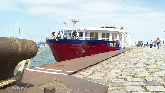 Ein Schiff liegt in einem Hafen. © Screenshot 