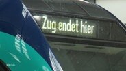 Eine Leuchtschrift an einem Zug: "Zug endet hier" © Screenshot 