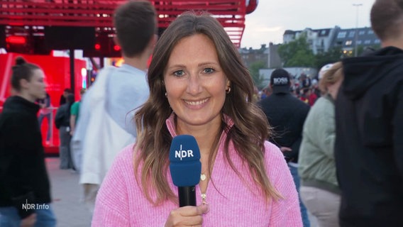Die Reproterin Hannah Bird berichtet vom Fanfest am Heiligengeistfeld © Screenshot 