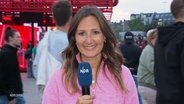 Die Reproterin Hannah Bird berichtet vom Fanfest am Heiligengeistfeld © Screenshot 