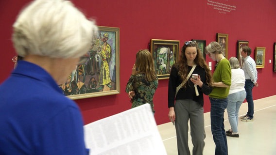 Besucher in der Ausstellung Pablo trifft Max. © Screenshot 