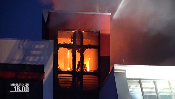 Hinweise auf den oder die Verursacher des Brandes in einer Schule werden ab sofort mit einer Belohnung honoriert. © Screenshot 