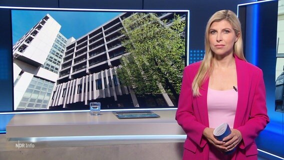 Moderatorin Bibiana Barth steht im Studio. © Screenshot 