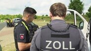 Polizisten bei der Kontrolle an der Autobahn. © Screenshot 